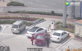 Chết cười với màn lái xe "vào chuồng" bá đạo của chị em phụ nữ Trung Quốc