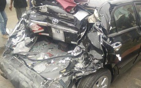Quảng Ninh: Toyota Corolla Altis bẹp dúm đuôi xe sau cú đâm của ô tô tải
