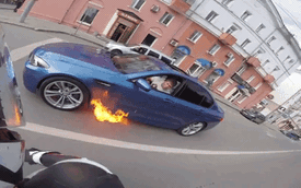 BMW M5 bất ngờ phát hỏa khi đua cùng mô tô trên phố