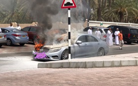 Xe sang Mercedes-Benz S-Class bốc cháy dưới cái nắng mùa hè