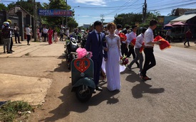 Vespa cổ cùng 15 chiếc mô tô "khủng" rước dâu tại Đồng Nai
