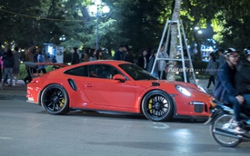 Hàng "độc" Porsche 911 GT3 RS vất vả dạo phố tối mùng 1 Tết