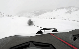 Trượt tuyết bằng siêu xe đặc biệt Lamborghini Aventador Pirelli Edition