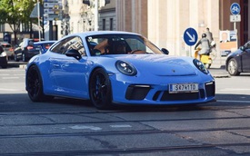 Cựu chủ tịch Volkswagen được bà xã U70 chở bằng Porsche 911 GT3 2018 đi dạo phố
