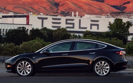 Cận cảnh chiếc "xe hot" Tesla Model 3 đầu tiên xuất xưởng