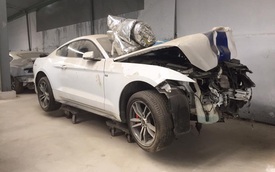 Sau tai nạn nghiêm trọng tại Huế, chiếc Ford Mustang làm bạn với bụi tại garage Sài thành