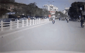 Video người đi xe máy tự ngã vì phanh gấp khi gặp ô tô sang đường tại Hà Nội