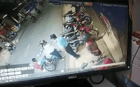 Hà Nội: Mẹ bất cẩn để con ngã xuống đường, bị xe máy đâm bất tỉnh