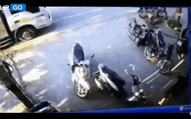 Video Toyota Camry lùi như bay, húc đổ 8 xe máy và cuốn cô gái vào gầm tại Thanh Hóa