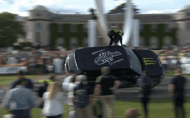 Xem SUV mạnh nhất của nhà Land Rover trình diễn "thăng bằng 2 bánh"