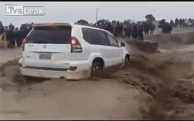 Toyota Land Cruiser Prado bị nước lũ chảy cuồn cuộn nhấn chìm