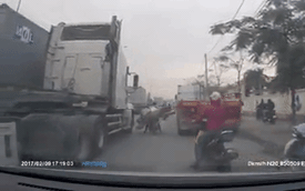 Video người phụ nữ đi xe máy chở cồng kềnh va quệt với xe container tại Hải Phòng