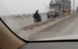 "Hết hồn" với cảnh xe máy chạy ngược chiều trên đường toàn ô tô tải