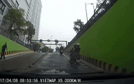 Video cô gái đang lái xe máy leo dốc bỗng "tạt đầu" ô tô khiến cư dân mạng tranh cãi