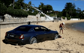 Người đàn ông lái xe sang Maserati Quattroporte ra bãi biển để... đánh golf