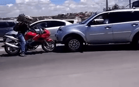 Mitsubishi chạy lấn làn để tránh tắc đường bị biker bắt đi lùi