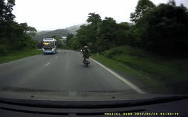Video chiếc thớt văng ra từ ô tô khách, gây tai nạn cho một phụ nữ đi xe máy tại Hòa Bình