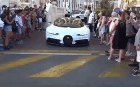 Nhiều người xót xa khi nghe tiếng gầm của siêu xe Bugatti Chiron cọ xuống mặt đường