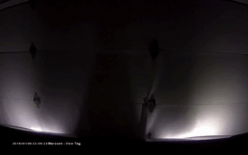 Tesla Model X đâm vào cửa gara sau khi chủ nhân dùng tính năng gọi xe từ xa