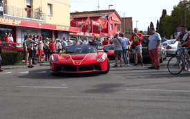 Hàng trăm du khách vây quanh hot girl cầm lái siêu xe Ferrari LaFerrari mui trần trị giá 45,5 tỷ Đồng