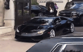Lady Gaga lái siêu xe Lamborghini Huracan đi diễn, có cả cảnh sát dẫn đường