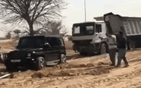 Thái tử điển trai dùng Mercedes-AMG G63 kéo ô tô tải bị mắc kẹt trên sa mạc
