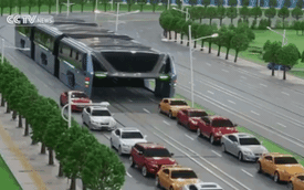 Xe buýt khổng lồ chạy qua đầu ô tô của Trung Quốc chỉ là trò lừa đảo?