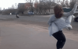 Cô gái nhảy sexy khiến ô tô lao đầu vào mô tô phân khối lớn