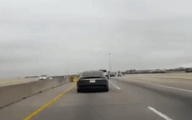 Cư dân mạng tranh cãi về vụ Tesla Model S va chạm với dải phân cách cứng