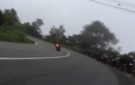 Lâm Đồng: Ôm cua quá đà, biker cùng chiếc Kawasaki Z1000 lao xuống bãi cỏ trên đèo Bảo Lộc