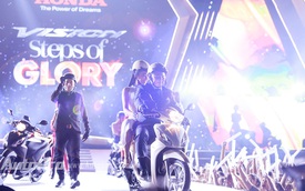 Tổng giám đốc Honda Việt Nam cưỡi Vision, đèo Tóc Tiên trên sân khấu