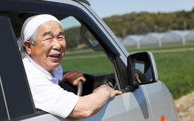 Nếu từ bỏ lái ô tô, người già tại Nhật Bản được giảm chi phí tang lễ