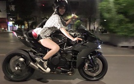 Chân dài lái Kawasaki Ninja H2 hơn 1 tỷ Đồng trên phố đi bộ Nguyễn Huệ gây xôn xao