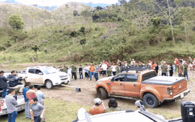 Xem màn "kéo co" giữa 2 chiếc xe bán tải Ford Ranger và Chevrolet Colorado