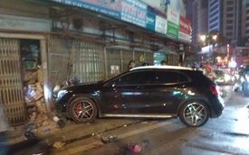 Mercedes-Benz GLA 45 AMG tông vào cửa nhà dân lúc nửa đêm