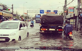 Pagani Huayra 78 tỷ Đồng của Minh "Nhựa" vượt nước lũ Sài thành trên xe chuyên dụng
