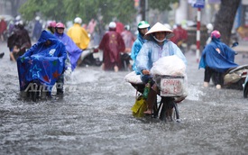 Mưa lớn từ giữa trưa, nhiều tuyến phố tại Hà Nội ngập sâu