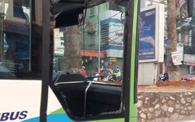 Xe taxi tạt ngang mũi khiến xe buýt nhanh vỡ tan cửa kính