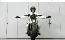 Honda ra mắt mô tô tự cân bằng, không cần chân chống