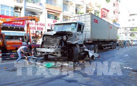 Tp. Hồ Chí Minh: Xe container mất lái đâm xe buýt, ít nhất 10 người bị thương