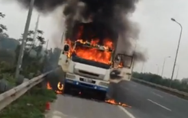 Hà Nội: Xe tải mang BKS Lào bốc cháy dữ dội trên đại lộ Thăng Long