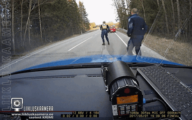 Xem cảnh sát quăng cuộn chông ra đường để ngăn một tài xế ô tô bỏ chạy
