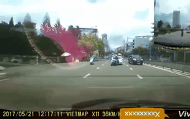 Video người điều khiển Honda SH bị xe Mazda đâm trúng, bay lên nắp capô tại Sài Gòn