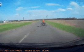 Sang đường không quan sát, người đi xe đạp bị ô tô đâm ở tốc độ hơn 100 km/h