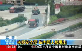 Trung Quốc: Thoát chết thần kỳ ngay trước mũi xe container, sau khi văng khỏi xe ô tô gặp nạn