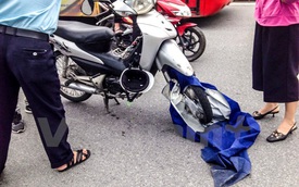 Hà Nội: Ngã trọng thương do áo mưa cuốn vào bánh xe