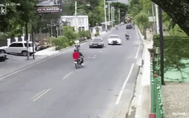 Hai người đi xe máy bị hất văng lên không trung sau cú va chạm trực diện với ô tô