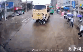 Phản ứng nhanh như cắt, nữ sinh đạp xe thoát chết trước đầu ô tô tải