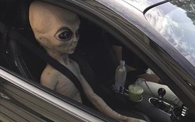 Cảnh sát giao thông trố mắt nhìn “người ngoài hành tinh” ngồi ô tô chạy vun vút trên đường cao tốc