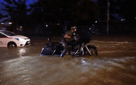 Xem cảnh cặp đôi mô tô Harley-Davidson lội bì bõm trên đường ngập tại Hà Nội
